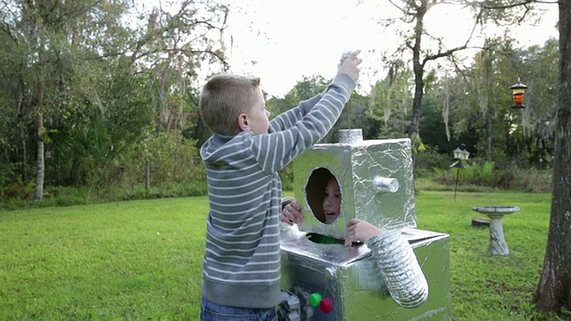男孩和女孩穿着机器人服装玩。视频素材