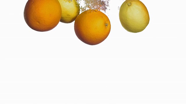 HD超级慢动作:柑橘类水果溅入水中视频素材