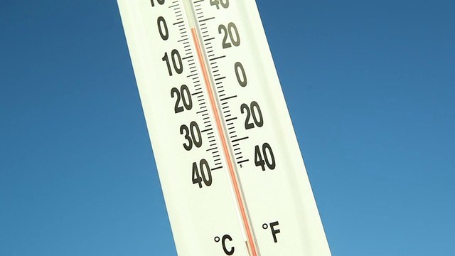 室外温度计对抗蓝天攀登温度视频下载