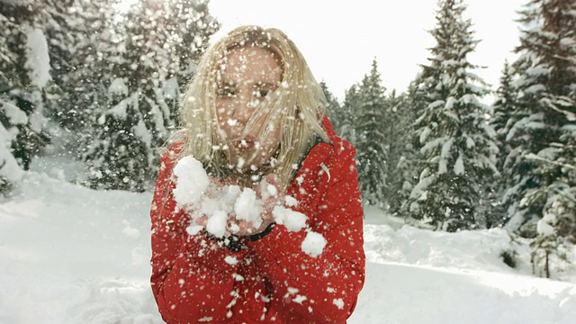 HD超级慢动作:年轻女子吹雪视频素材