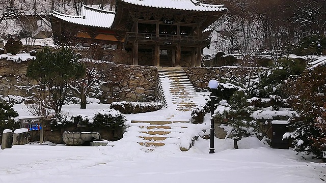 Buseoksa寺的安阳女亭和Muryangsujeon堂(韩国国宝18号)的雪景视频下载