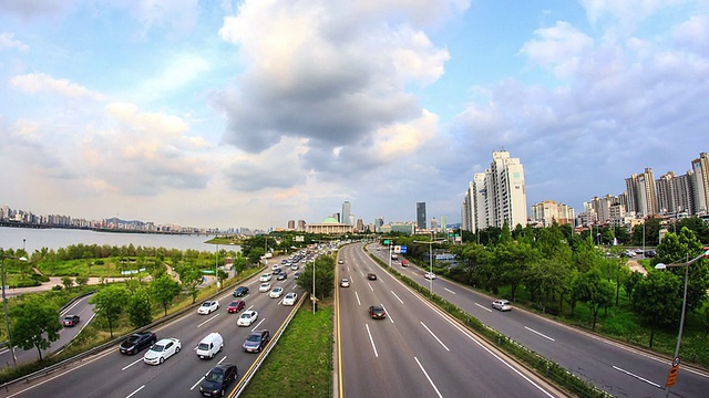 奥运高速公路上的交通和汝矣岛的国会大厦视频素材