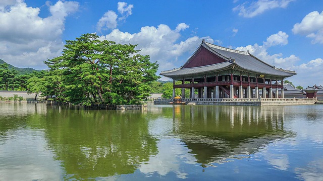 摄于京畿道馆(韩国国宝224)和景福宫的池塘视频素材