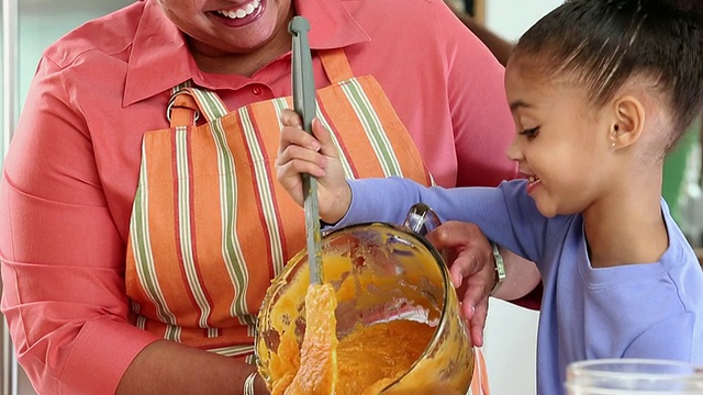 MS TU三代妇女在厨房烹饪节日餐/里士满，弗吉尼亚州，美国视频下载