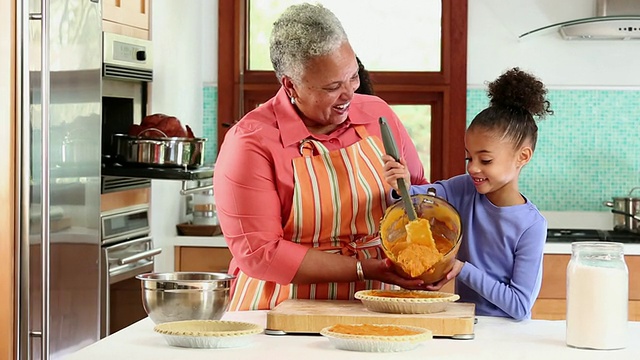 在美国弗吉尼亚州里士满的厨房里，三代妇女在烹饪节日大餐视频下载