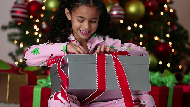 屠女士兴奋的小女孩打开圣诞礼物/里士满，弗吉尼亚州，美国视频素材