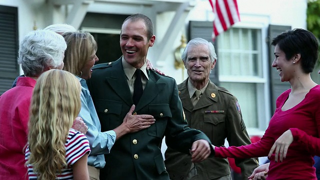 潘女士的妻子和家人欢迎现役军人回家/里士满，弗吉尼亚州，美国视频素材