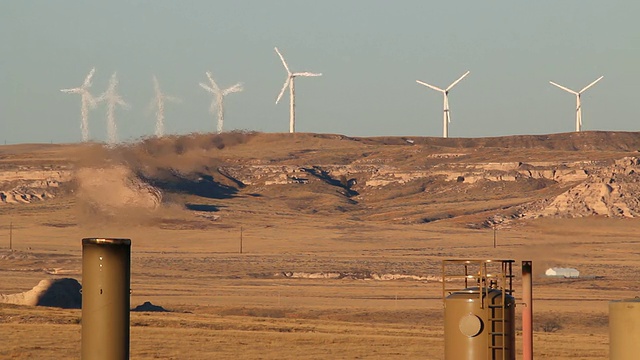 高清视频风电场和油井燃烧科罗拉多草原视频下载