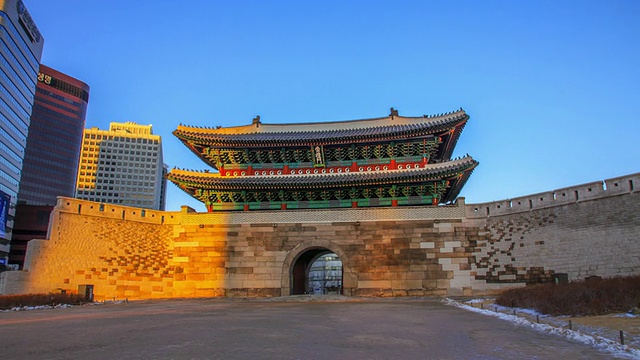 这张照片拍摄于南大门(韩国国宝1号)和晴朗的天空视频素材