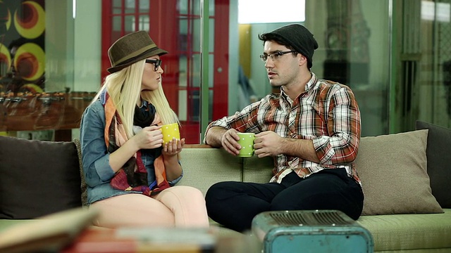 年轻夫妇聊天喝咖啡视频素材