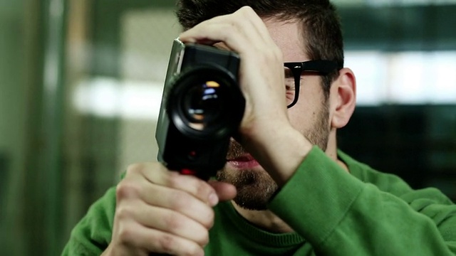 摄像师用超8摄像机拍摄视频素材