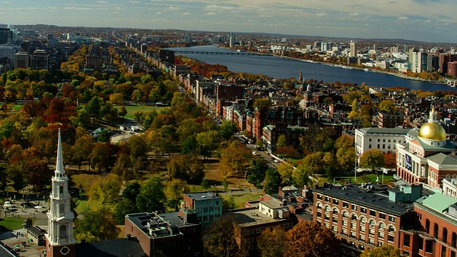 T/L WA HA PAN州议会大厦、波士顿公共大楼和市中心天际线在秋天视频素材