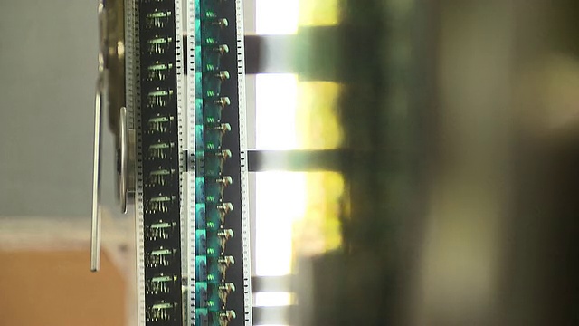 电影放映室机器工作的画面视频下载