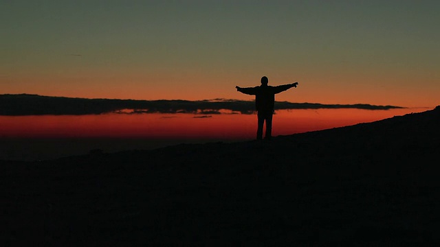 一个人只在山中——日落视频素材