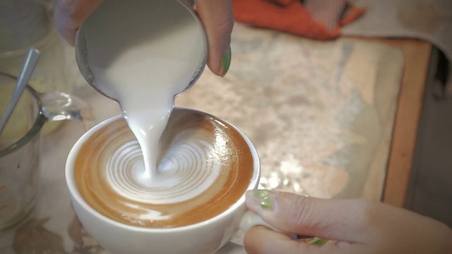 拿铁艺术，咖啡师倒牛奶视频素材