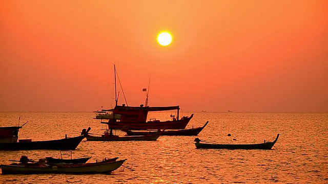 热带日落海滩上的渔船视频素材