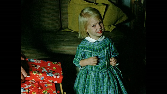 20世纪50年代年轻女孩在圣诞节玩木马家庭电影视频下载