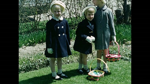 1954年复活节家庭电影——三个年轻女孩带着复活节篮子视频素材