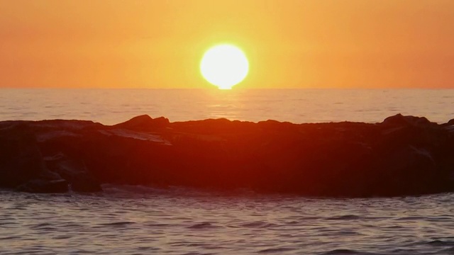 T/L黎明/日出，长焦拍摄的太阳升起在海洋地平线，埃文海边，新泽西州，大西洋视频下载