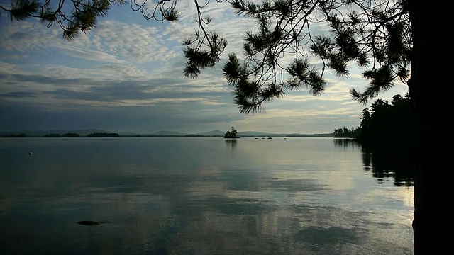 美国缅因州密里诺基特湖，黎明时分的田园诗般的湖景，看着湖中的岛屿，背景是山脉视频下载
