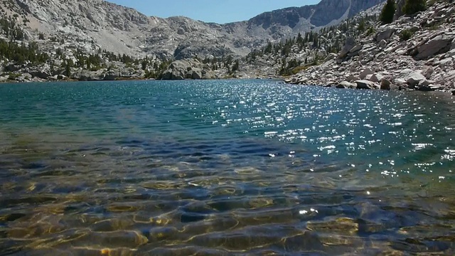 低角度POV闪烁的蓝色荒野湖与山脉在远处，国王峡谷国家公园，内华达山脉，加利福尼亚州视频下载