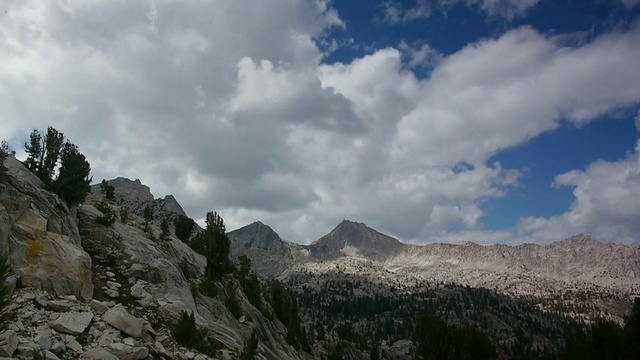 TL云在荒野山脉上方移动，国王峡谷国家公园，内华达山脉，加利福尼亚视频下载