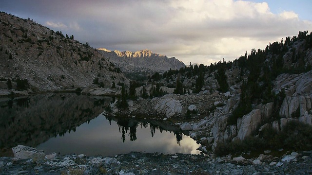 加州内华达山脉，国王峡谷国家公园，日出，云在荒野山脉和原始湖泊上移动视频下载