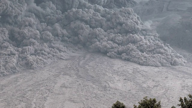 大型火山喷发和火山碎屑流缓慢视频素材