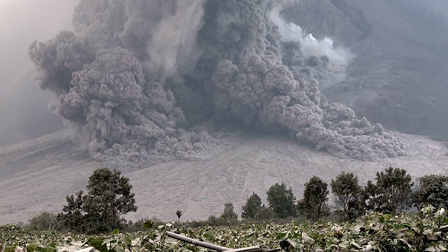 大型火山喷发和火山碎屑流缓慢变焦视频素材