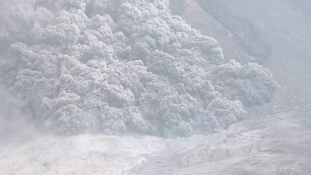 大型火山喷发和火山碎屑流缓慢视频素材