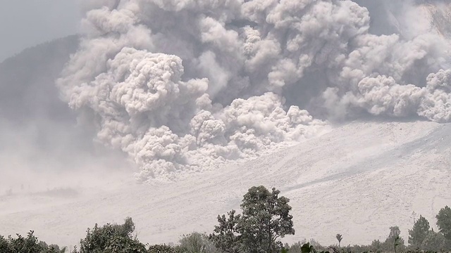 大型火山喷发和火山碎屑流缓慢变焦视频素材