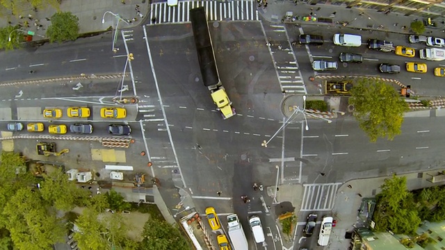 MS AERIAL SLO MO TU拍摄休斯顿大街上的交通情况，美国视频素材