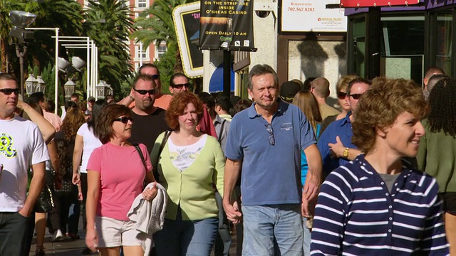 MS拍摄的人们漫步在城市/拉斯维加斯，美国视频下载