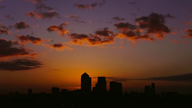 英国伦敦金丝雀码头后升起的太阳视频素材