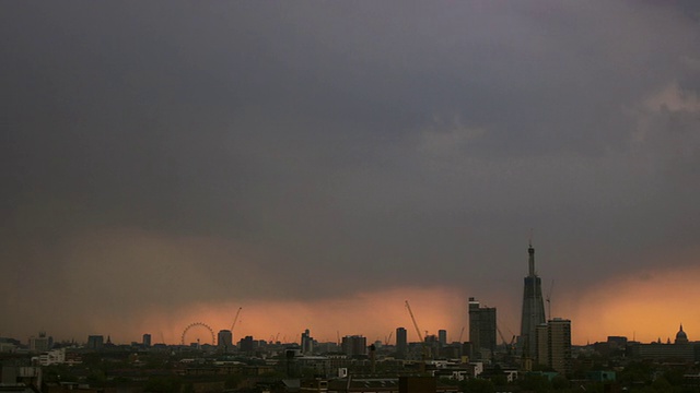 WS T/L PAN伦敦天际线暴风雨黄昏/英国伦敦视频素材