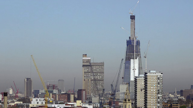 WS T/L拍摄的建筑起重机天际线/英国伦敦视频素材
