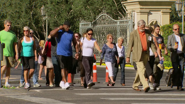 MS People crossing road /拉斯维加斯，美国视频下载