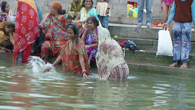 印度北方邦，在恒河/瓦拉纳西洗澡的妇女视频素材