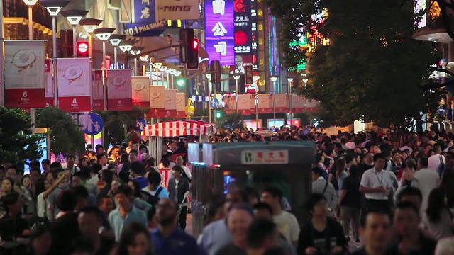 中国上海南京路上挤满了MS视频素材