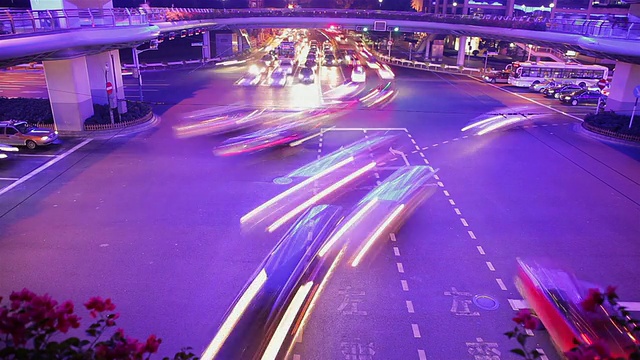 MS T/L晚上十字路口的高峰时段交通视图/上海，中国视频素材