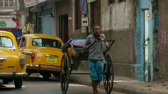 印度孟加拉西部加尔各答路上的人力车车夫视频素材
