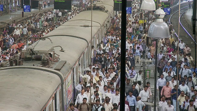 印度马哈拉施特拉邦孟买的MS PAN列车载着通勤者抵达教堂门站视频下载
