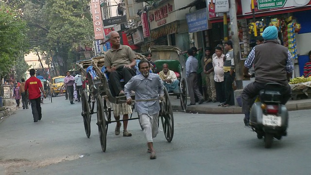 印度孟加拉西部加尔各答，人力车车夫在拉人力车视频素材