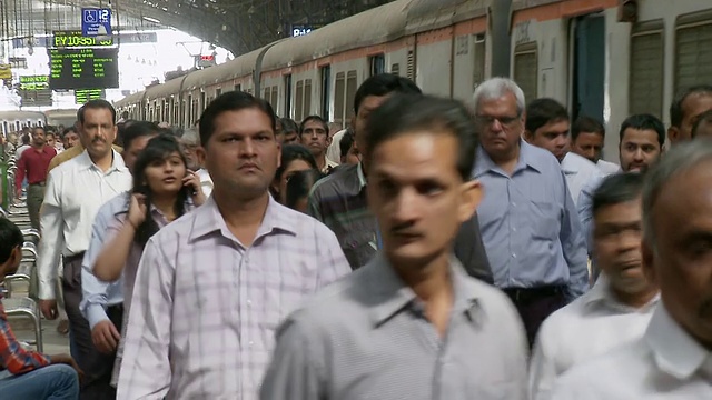 印度马哈拉施特拉邦孟买，人们在教堂门站行走视频下载