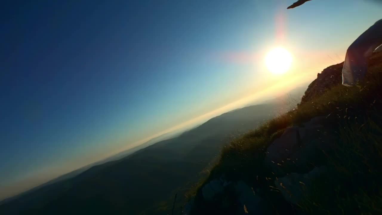 高清超级慢动作:在山脊上剪影练习瑜伽视频下载