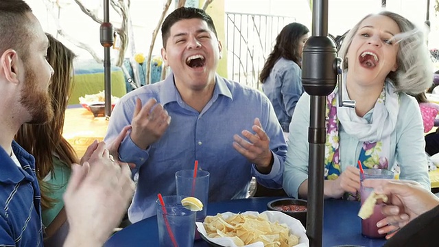 一群朋友在德州墨西哥餐厅一起大笑视频素材