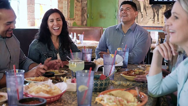 快乐的西班牙大家庭一起在餐馆吃饭视频下载