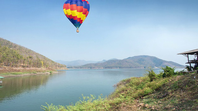 彩色的热气球飞过湖面，时光流逝视频素材