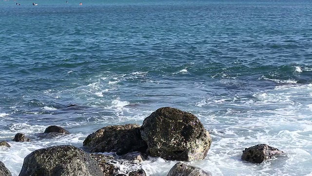 海浪拍打着岩石视频素材