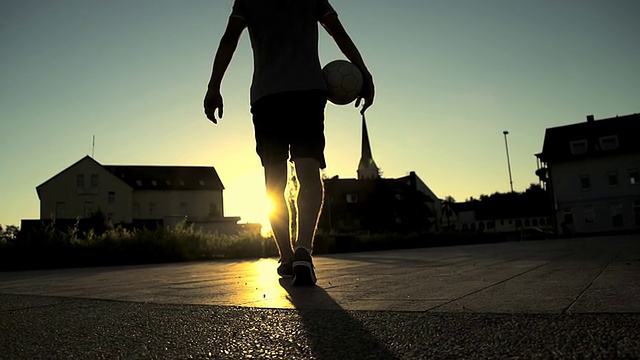 高清超级慢动作:街头足球运动员走开视频素材